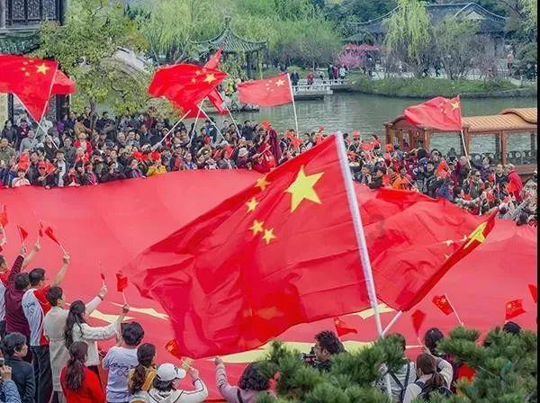 蔚来ET5t气动避震 低趴姿态